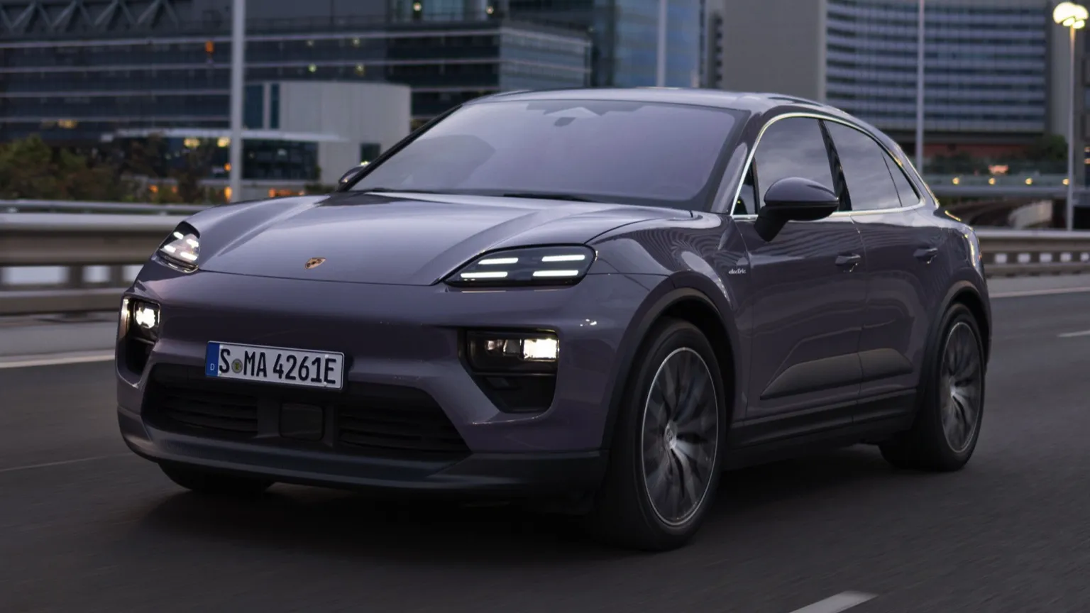 Auto Porsche Macan 4 Electric