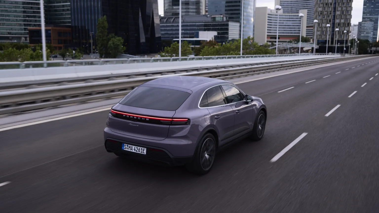 Auto Porsche Macan 4 Electric