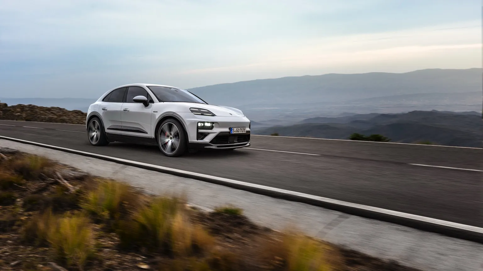 Auto Porsche Macan Turbo Electric